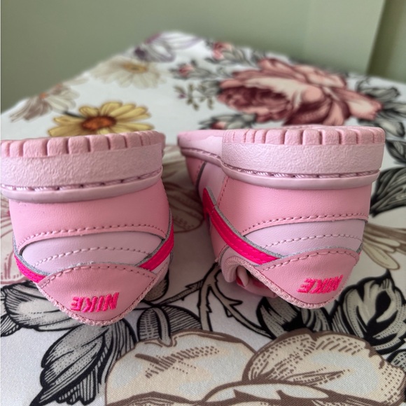 Nike - Picture 3 of 5